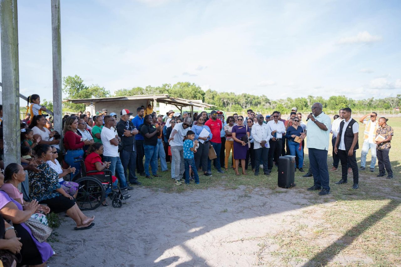Prime Minister takes government’s “mission of listening” to Soesdyke-Linden community