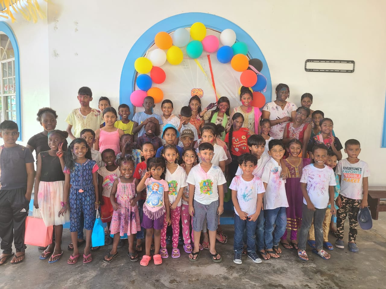 West Meten-Meer-Zorg Mandir, Young Pioneers spread Holi cheer