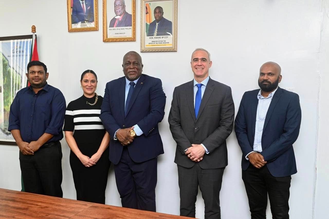 PM meets Digicel CEO on expanded telecommunications investment