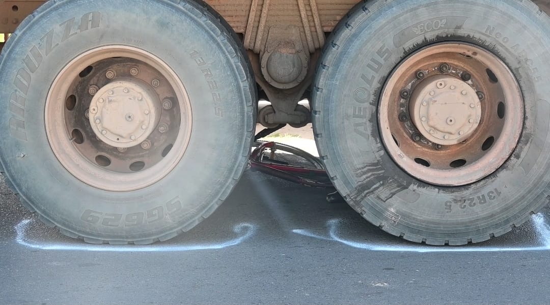 Cyclist fatally struck by lorry