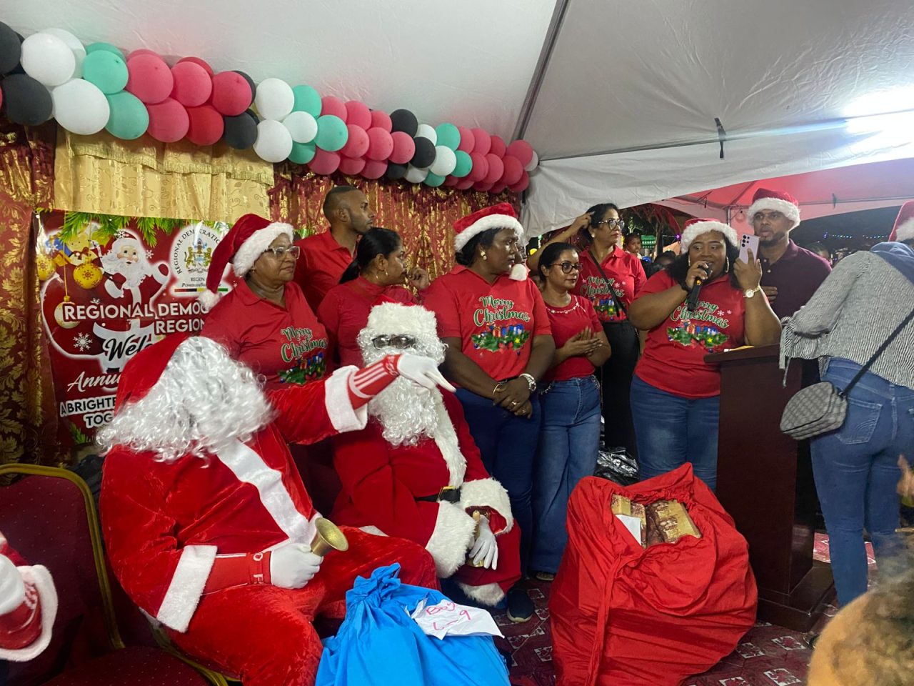 Christmas spirit lights up Anna Regina