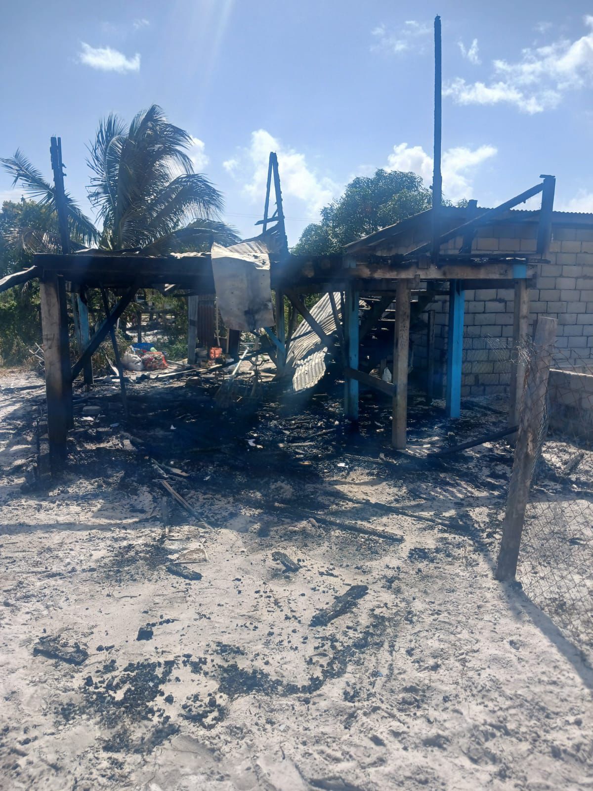 Onderneeming fire leaves eight homeless