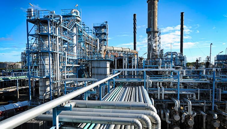 President signals possible return to domestic oil refinery plan