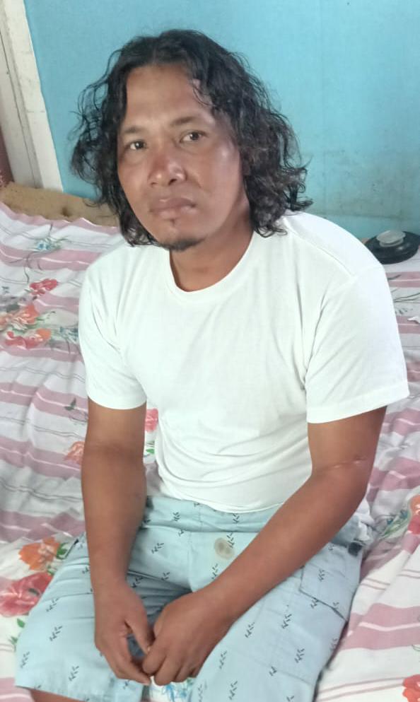 Four fishermen spend night at sea, one missing after powerful waves wreck vessel